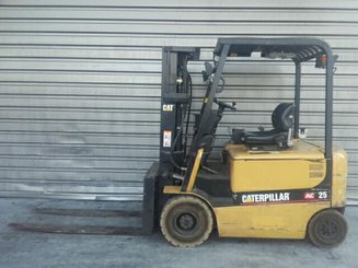 Carrello elevatore frontale a 4 ruote Caterpillar EP25K-PAC
