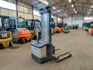 Carrello stoccatore a razze larghe Crown WS2300 1.8 - 1