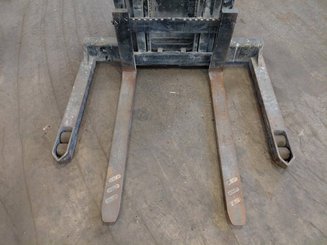 Carrello stoccatore a razze larghe Crown WS2300 1.8 - 4