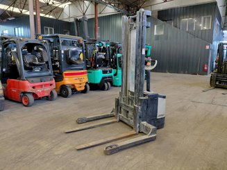Carrello stoccatore a razze larghe Crown WS2300 1.8 - 2