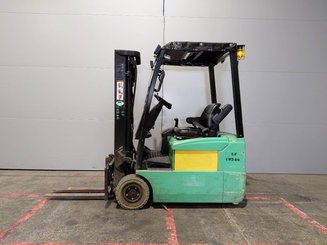 Carrello elevatore frontale a 3 ruote Yale ERP16 ATF