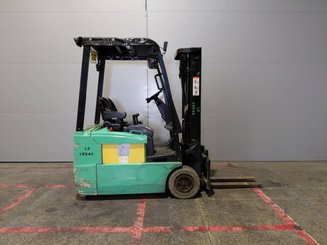 Carrello elevatore frontale a 3 ruote Yale ERP16 ATF
