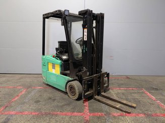 Carrello elevatore frontale a 3 ruote Yale ERP16 ATF