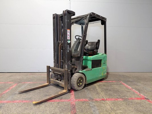 Carrello elevatore frontale a 3 ruote Yale ERP16 ATF - 1