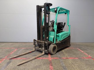 Carrello elevatore frontale a 3 ruote Yale ERP16VTLWB - 1