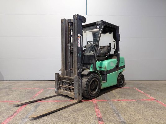 Carrello elevatore frontale a 4 ruote Yale GDP30VX - 1