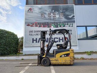 Carrello elevatore frontale a 3 ruote Caterpillar EP18NT