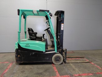 Carrello elevatore frontale a 3 ruote Yale ERP16VTLWB
