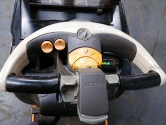 Stoccatori con piattaforma Crown DT3040