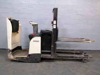 Stoccatori con piattaforma Crown DT3040