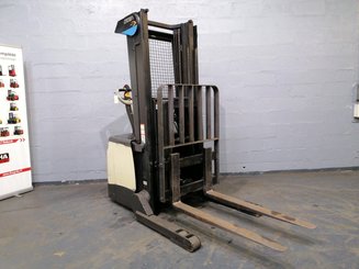 Carrello stoccatore a razze larghe Crown SHR5540-1.6