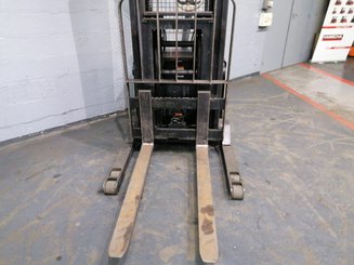 Carrello stoccatore a razze larghe Crown SHR5540-1.6