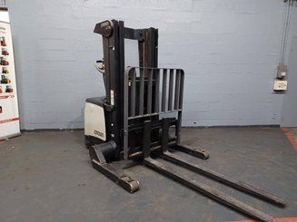 Carrello stoccatore a razze larghe Crown SHR5540-1.6