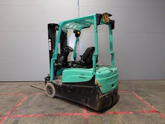 Carrello elevatore frontale a 3 ruote Yale ERP16VTLWB