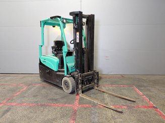 Carrello elevatore frontale a 3 ruote Yale ERP16VTLWB