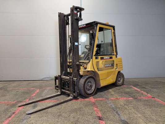 Carrello elevatore frontale a 4 ruote Caterpillar GP25 - 1