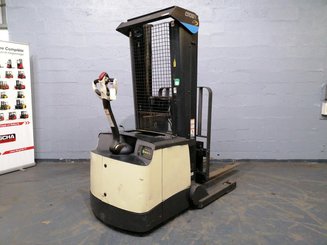 Carrello stoccatore a razze larghe Crown SHR5540-1.6