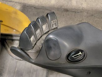 Carrello elevatore frontale a 4 ruote Yale GDP90VX