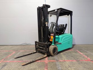 Carrello elevatore frontale a 3 ruote Yale ERP20VTLWB - 1