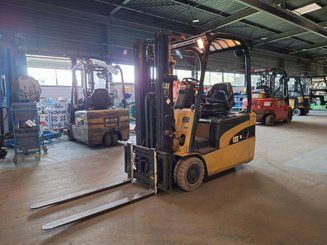 Carrello elevatore frontale a 3 ruote Caterpillar EP18NT - 1