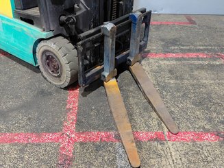 Carrello elevatore frontale a 3 ruote Yale ERP16 ATF