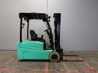 Carrello elevatore frontale a 3 ruote Yale ERP20VTLWB