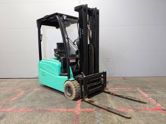 Carrello elevatore frontale a 3 ruote Yale ERP20VTLWB