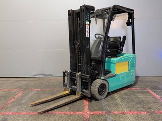 Carrello elevatore frontale a 3 ruote Yale ERP16 ATF
