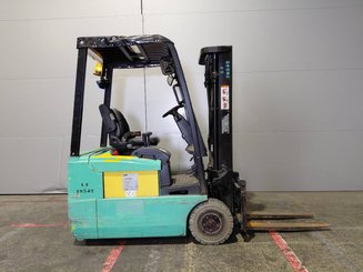 Carrello elevatore frontale a 3 ruote Yale ERP16 ATF