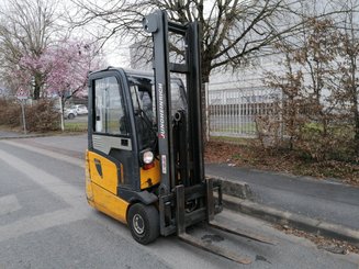 Carrello elevatore frontale a 3 ruote Jungheinrich EFG215