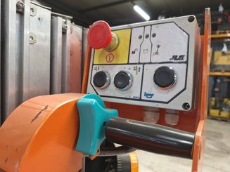 Navicella a gruppo di sollevamento verticale JLG TOUCAN DUO