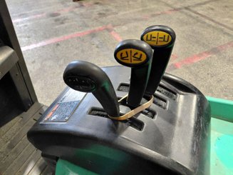 Carrello elevatore frontale a 3 ruote Yale ERP16 ATF