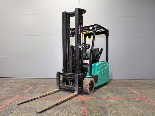Carrello elevatore frontale a 3 ruote Yale ERP16VTLWB - 1