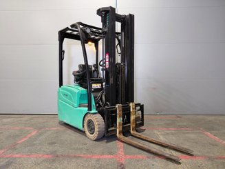 Carrello elevatore frontale a 3 ruote Yale ERP15VTSWB - 1