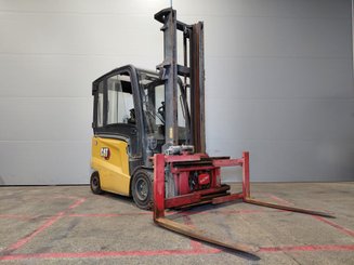 Carrello elevatore frontale a 4 ruote Caterpillar EP30CN - 1