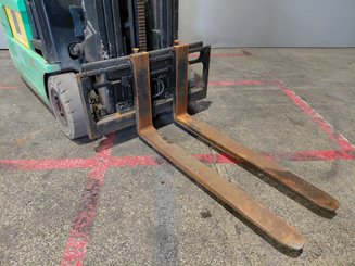 Carrello elevatore frontale a 3 ruote Yale ERP16 ATF