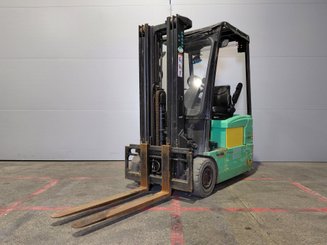 Carrello elevatore frontale a 3 ruote Yale ERP16 ATF