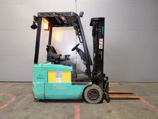 Carrello elevatore frontale a 3 ruote Yale ERP16 ATF