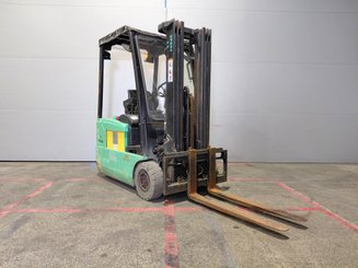 Carrello elevatore frontale a 3 ruote Yale ERP16 ATF