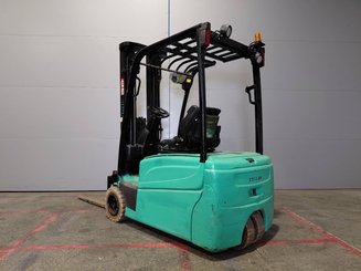 Carrello elevatore frontale a 3 ruote Yale ERP16VTLWB - 2
