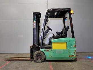 Carrello elevatore frontale a 3 ruote Yale ERP16 ATF