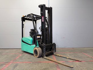 Carrello elevatore frontale a 3 ruote Yale ERP16VTLWB - 1