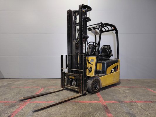 Carrello elevatore frontale a 3 ruote Caterpillar EP16NT - 1