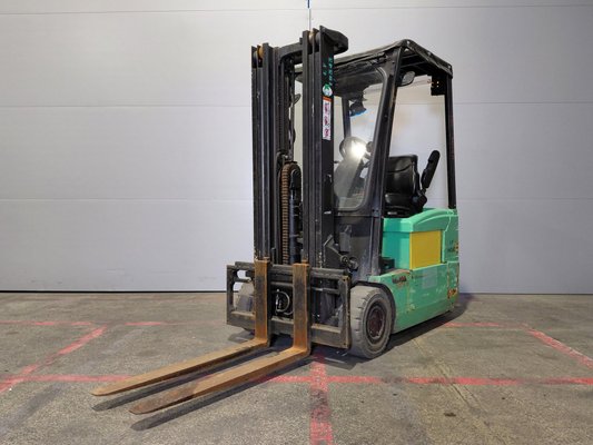 Carrello elevatore frontale a 3 ruote Yale ERP16 ATF - 1
