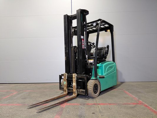 Carrello elevatore frontale a 3 ruote Yale ERP15VTSWB - 1