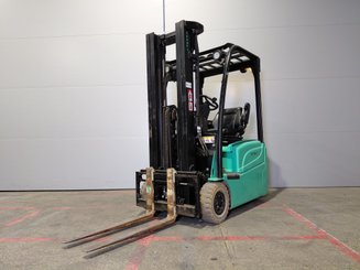 Carrello elevatore frontale a 3 ruote Yale ERP15VTSWB - 1