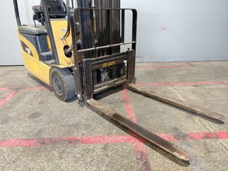 Carrello elevatore frontale a 3 ruote Caterpillar EP16NT