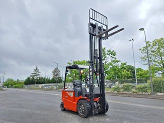 Carrello elevatore frontale a 4 ruote Heli CPD30