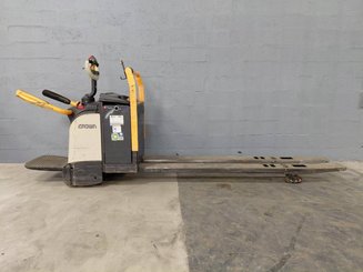 Transpallet con pedana Crown WT3060 - 6