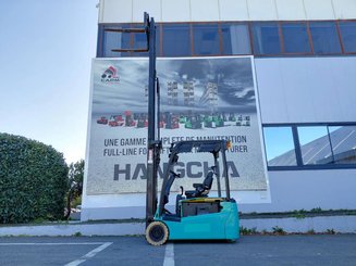 Carrello elevatore frontale a 3 ruote Yale ERP18VTL